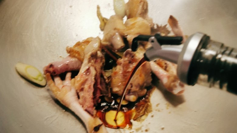 红烧土豆鸡块,炒出香味后放入煎好的鸡块 放入<a style='color:red;display:inline-block;' href='/shicai/ 788'>生抽</a>