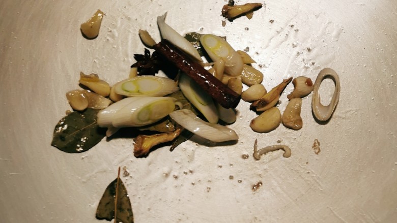 红烧土豆鸡块,另起油锅 加入一汤匙食用油 油热放入香辛料翻炒