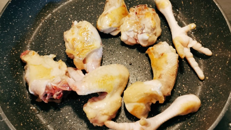 红烧土豆鸡块,起油锅放一汤匙食用油 放入鸡块煎制