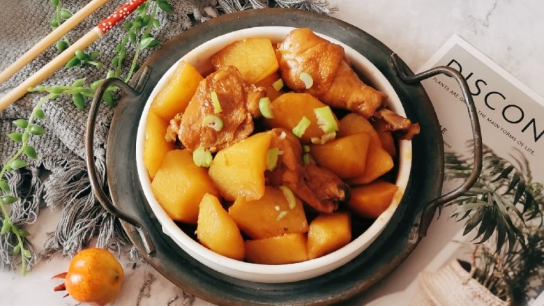 红烧土豆鸡块,出锅装盘 香极了
