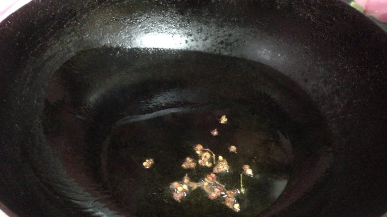 老坛酸菜鱼,
油内加入花椒、麻椒大火烧冒青烟,捞出不要