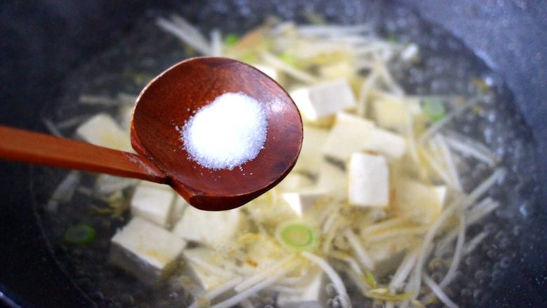 海蛎子豆腐青菜汤,这个时候根据个人口味,加入适量的盐调味。