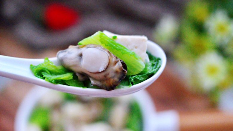 海蛎子豆腐青菜汤,吃上一口超满足,真的是鲜掉眉毛木有人管哟。