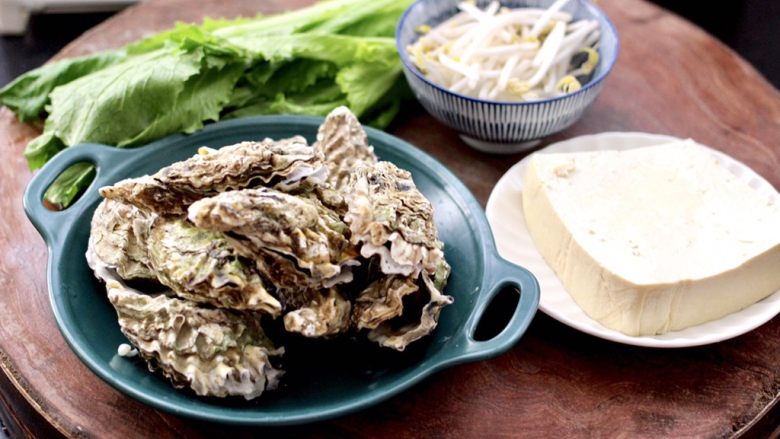 海蛎子豆腐青菜汤,首先备齐所有的食材,<a style='color:red;display:inline-block;' href='/shicai/ 133'>绿豆芽</a>摘洗干净。