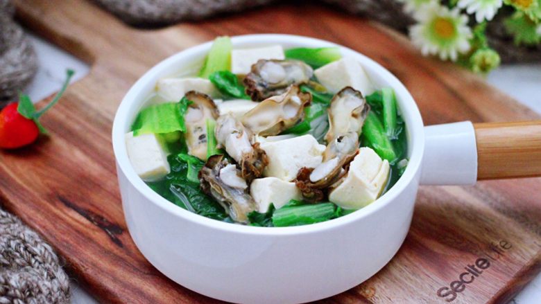 海蛎子豆腐青菜汤,把做好的海蛎子豆腐青菜汤,盛入碗中即可享用。