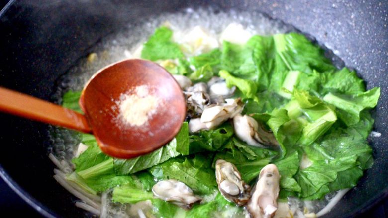 海蛎子豆腐青菜汤,大火煮沸后,放入<a style='color:red;display:inline-block;' href='/shicai/ 720'>胡椒粉</a>调味。