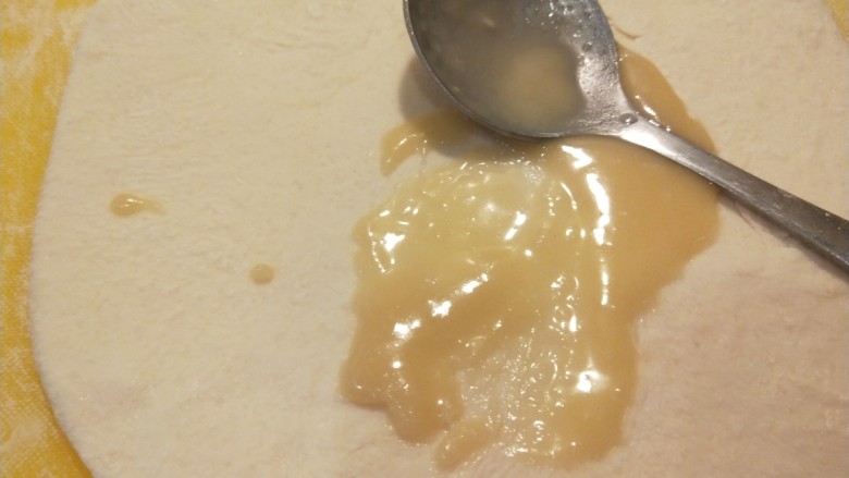 家常千层饼,擀成圆形状,加入适量盐,油酥,油酥就是干面加入玉米油搅拌糊状。