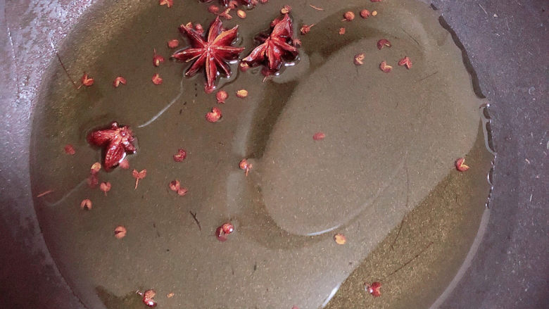 彩色水饺,醒面的时候我们准备饺子馅儿,炸一些花椒<a style='color:red;display:inline-block;' href='/shicai/ 3746'>大料</a>油,放凉待用。