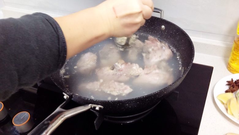 红烧排骨,大火烧开,撇出讨厌的浮沫,把脏水倒掉