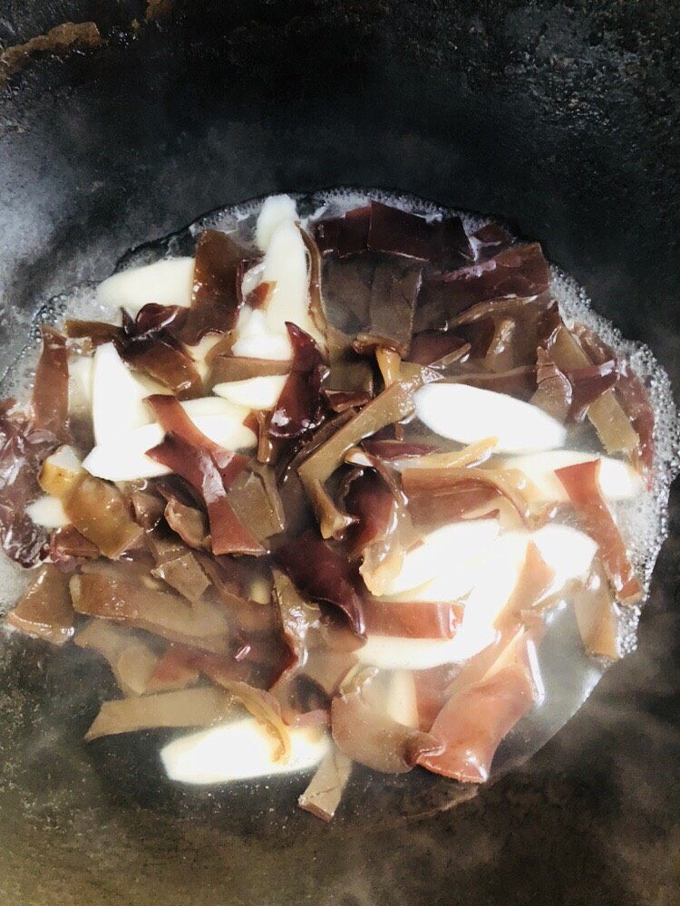 清炒山药木耳,准备一锅水烧开,将木耳和山药放进去焯烫