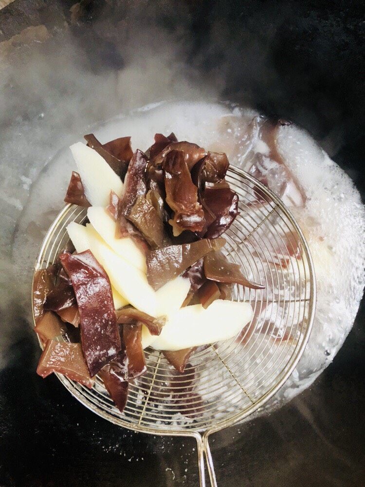 清炒山药木耳,水开后,再焯烫一分钟左右捞起