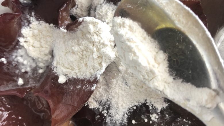 清炒山药木耳,木耳清洗可加入一小勺面粉搓洗,再用清水冲洗干净。