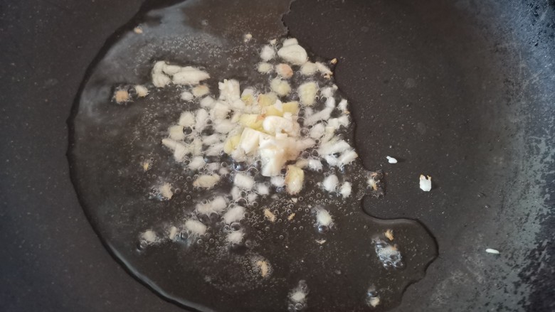妈妈味道,鸡蛋面疙瘩汤,锅中热油,加入姜蒜爆香