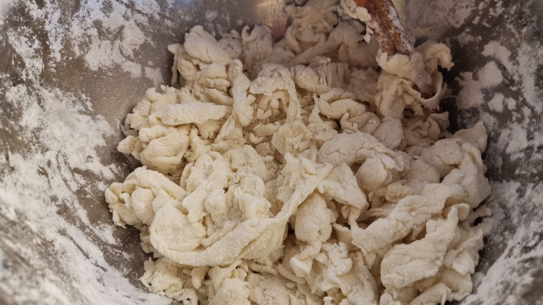 妈妈味道,鸡蛋面疙瘩汤,同时将面团用手撕成小块
