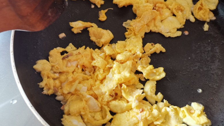 妈妈味道,鸡蛋面疙瘩汤,用锅铲打碎