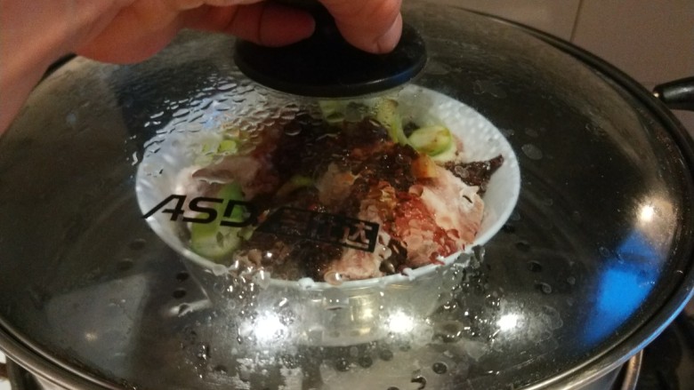 豆鼓蒸排骨,盖上锅盖开始蒸了。