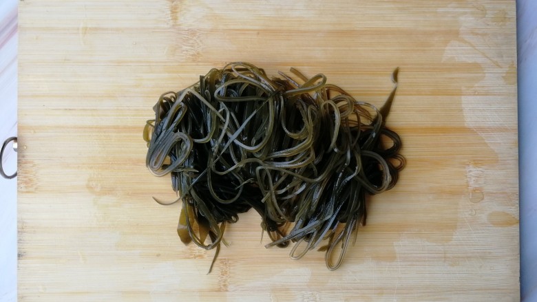 香辣海带丝,洗干净,切丝