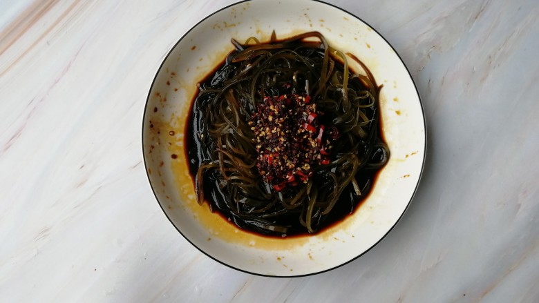 香辣海带丝,再加入热腾腾的蒜、姜,趁热淋到海带上