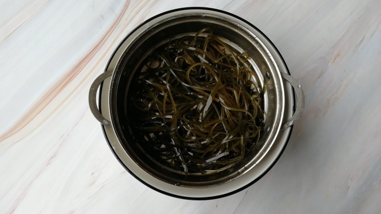 香辣海带丝,煮熟后捞出,用干净水冲凉,放旁边备用