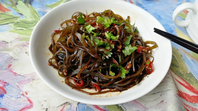 香辣海带丝,放入适量香菜到海带丝里,拌均匀然后装盘(不喜欢香菜的朋友,这步可以省略)