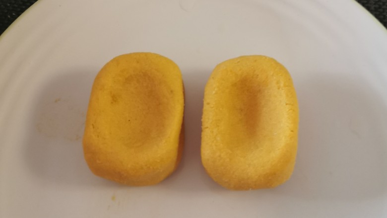 南瓜糯米糕,塑成长方形 用大拇指按下一个窝