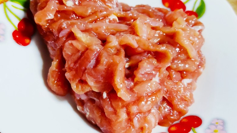雪菜肉丝面,切一盘<a style='color:red;display:inline-block;' href='/shicai/ 4613'>肉丝</a>放入淀粉,盐,鸡精腌制20分钟