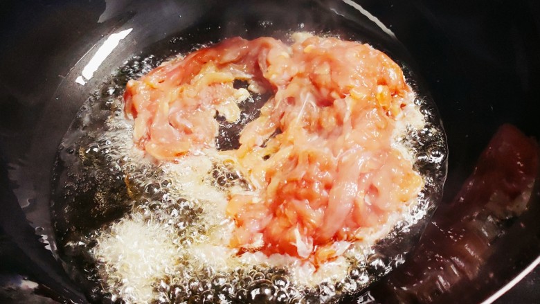 雪菜肉丝面,加入腌制的肉丝,翻炒