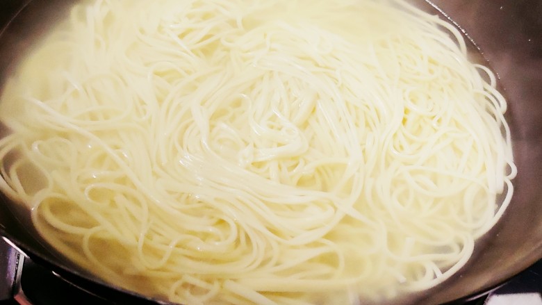 雪菜肉丝面,另起锅,水热后放入<a style='color:red;display:inline-block;' href='/shicai/ 4687'>面</a>