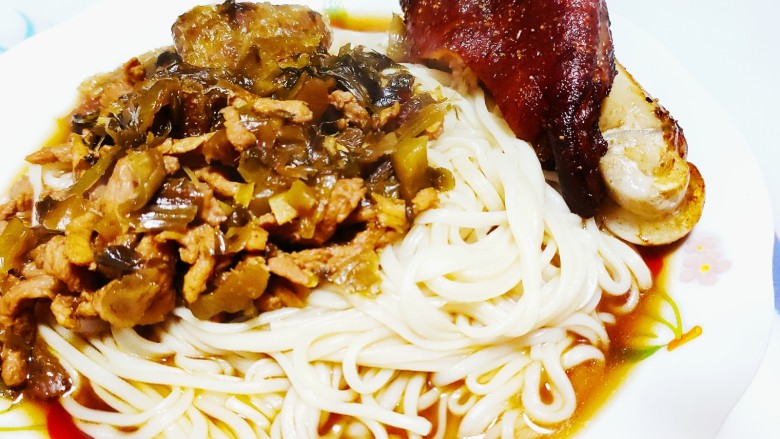 雪菜肉丝面,再配上一块烤猪踢,美味极了