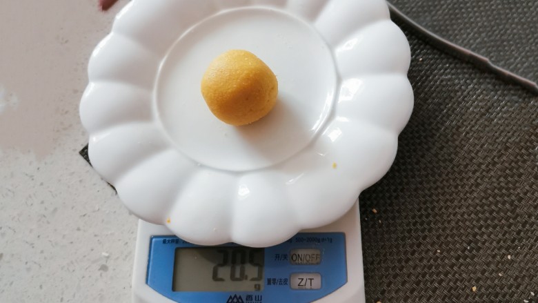 南瓜芝麻球,分成小剂子 称重 每个约20克左右