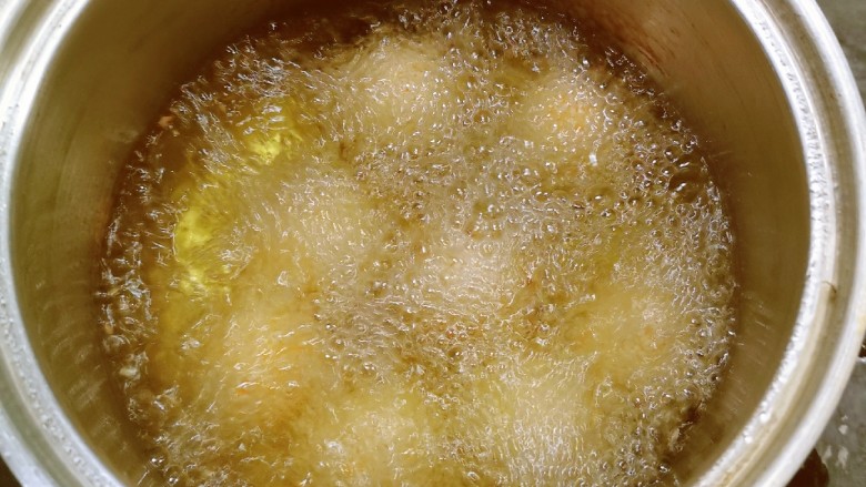 南瓜芝麻球,放入南瓜球 小火慢炸