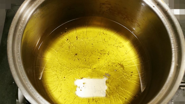 南瓜芝麻球,炸锅放入食用油 加热至6成热