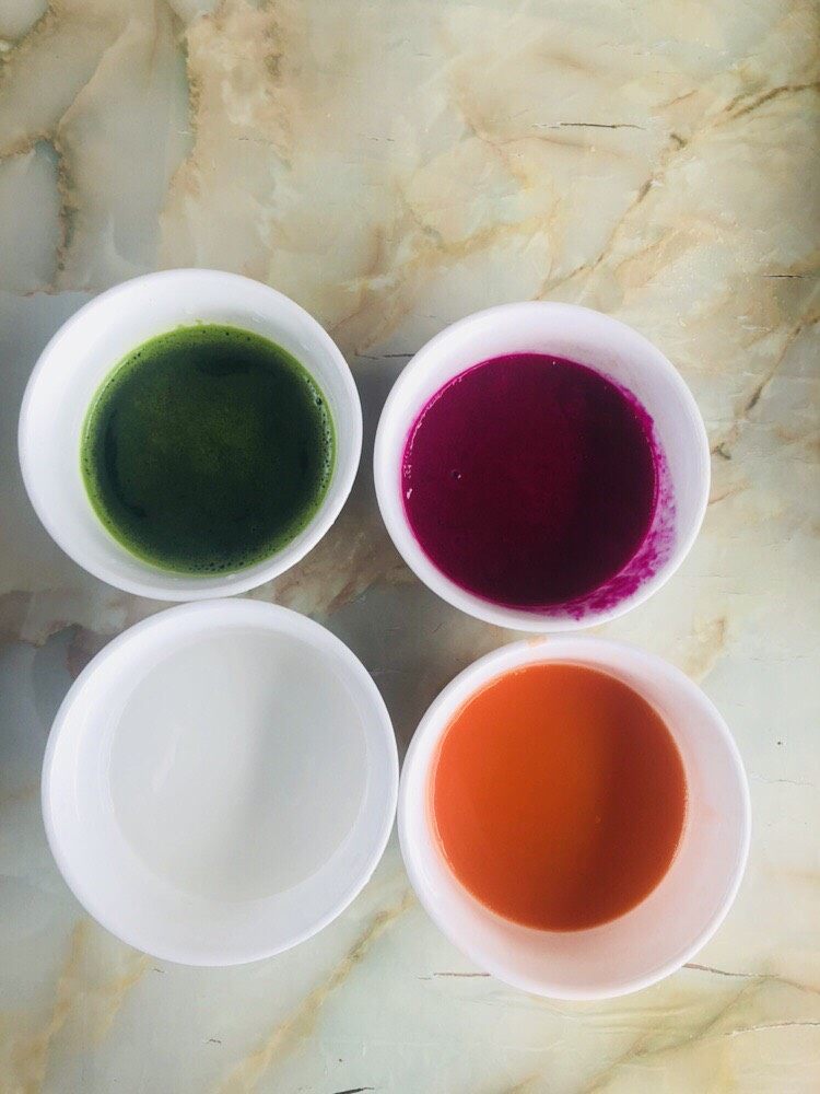 彩色水饺,第四份是水,每份取100克左右的量。做的时候要留十几克左右的汤汁用于调节,避免一次性加入导致面团太过湿粘。
