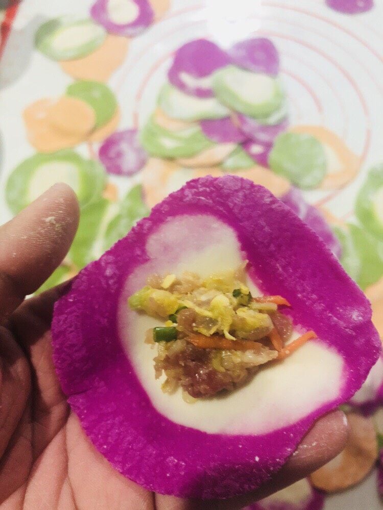 彩色水饺,把它擀开,在爱心饺子里放入适量馅料。用自己喜欢的方法包起来。