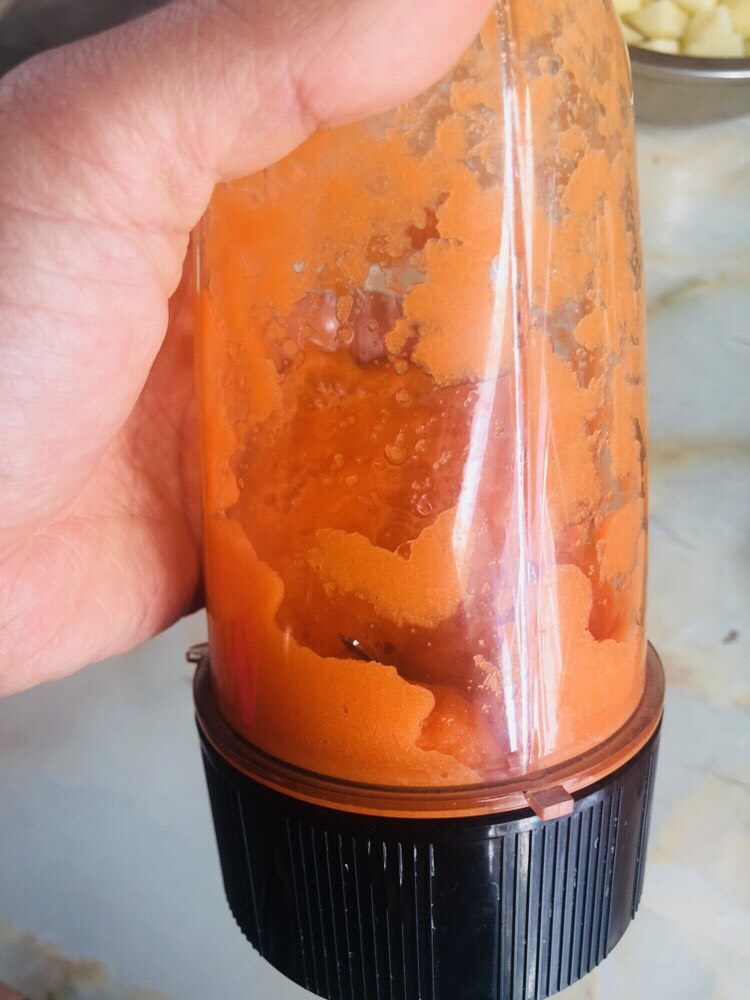 彩色水饺,半根胡萝卜去皮擦成细丝,加入少量水。放入料理机打成胡萝卜泥。