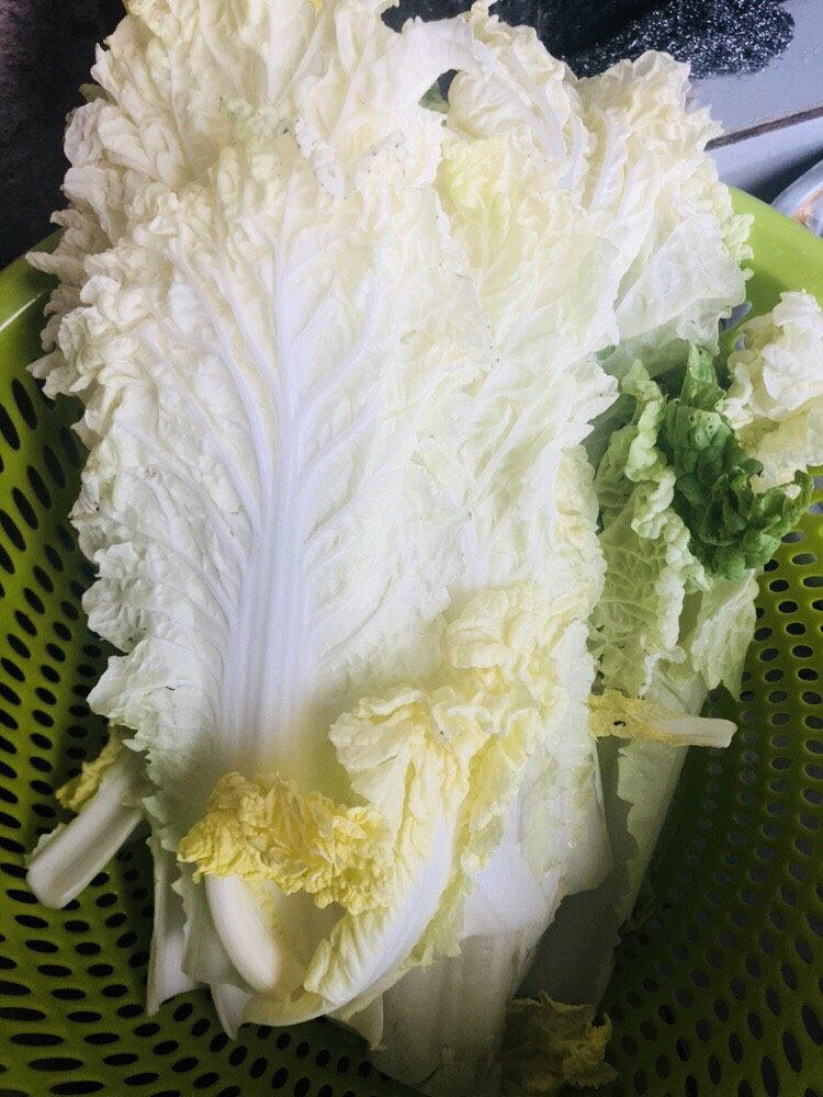 彩色水饺,吃不完的放一些在冰箱,随取随用。
