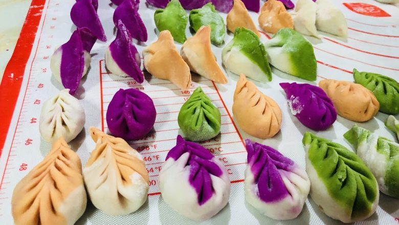 彩色水饺,依次包完所有饺子,五颜六色的让人垂涎欲滴~