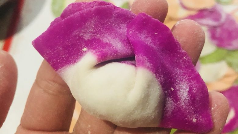彩色水饺,不要包漏就好啦!完成一个~
