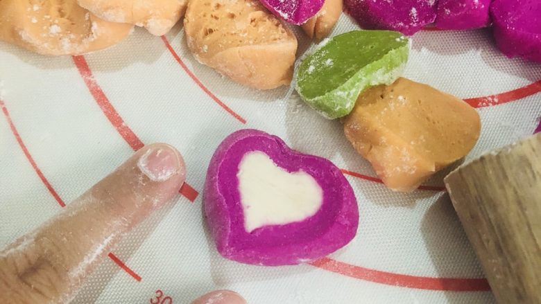 彩色水饺,遇见一个长得美的,留个纪念。