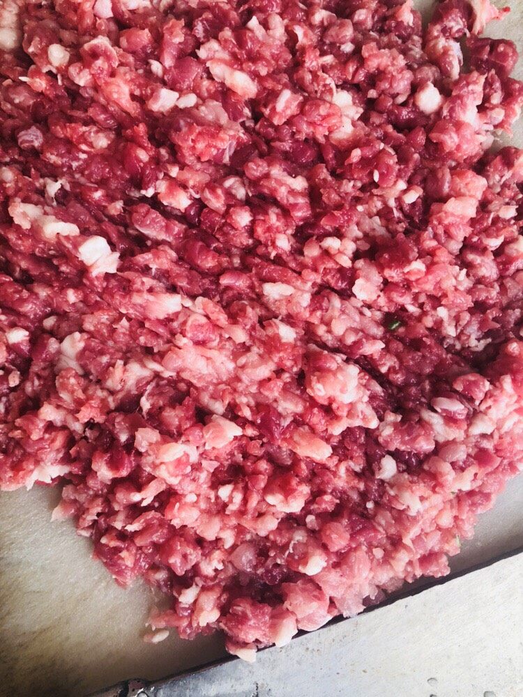 彩色水饺,<a style='color:red;display:inline-block;' href='/shicai/ 414'>猪肉</a>洗净切片后切细丝再剁碎,这个也可以让卖肉的老板给你做好。