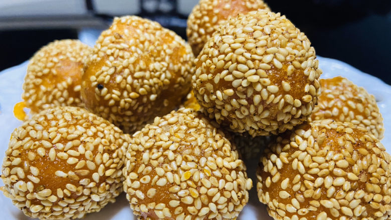 南瓜芝麻球,放凉后再吃,小心烫哦😜