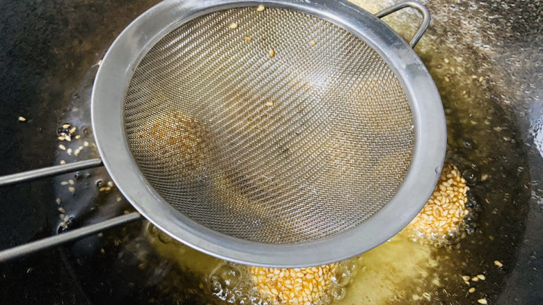 南瓜芝麻球,用网筛按压排气,这样出锅不容易瘪