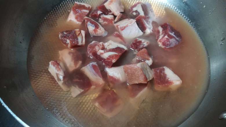 土豆牛腩煲,锅中放入凉水,放入切好的牛肉煮变色。