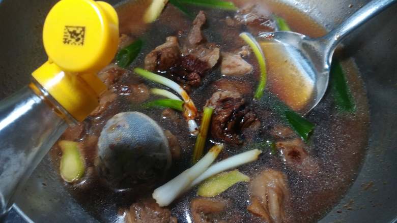 土豆牛腩煲,加入足量开水或刚才的肉汤(没过牛肉),放入调料包,烧开后转小火慢慢炖。我炖了大约一小时。