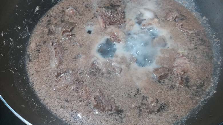 土豆牛腩煲,焯烫的水倒掉不用,也可以用勺撇去水上面的浮沫,待会还用刚才焯烫的一锅水煮肉。