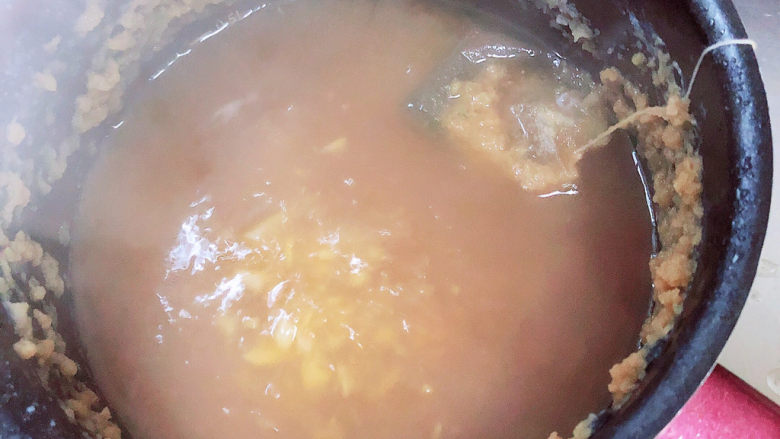 香芋奶茶,茶叶释放出茶味后,开大火将汤汁煮开。