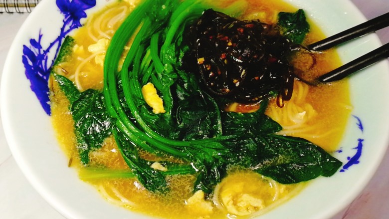 香辣海带丝,剩下的酱料汁不要浪费了呀,留着晚上煮面,真是有滋有味!