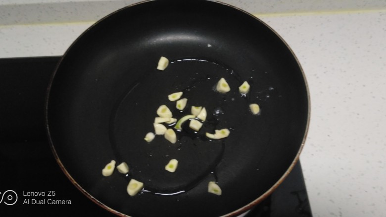 醋溜白菜,锅中放入适量油,炒香蒜片