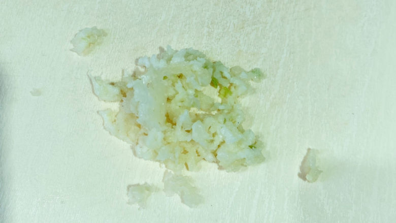 蒜蓉小白菜,蒜头用捣蒜器压碎,直接切碎也可
