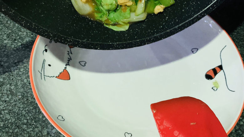 蒜蓉小白菜,加盐加<a style='color:red;display:inline-block;' href='/shicai/ 717'>味精</a>,出锅